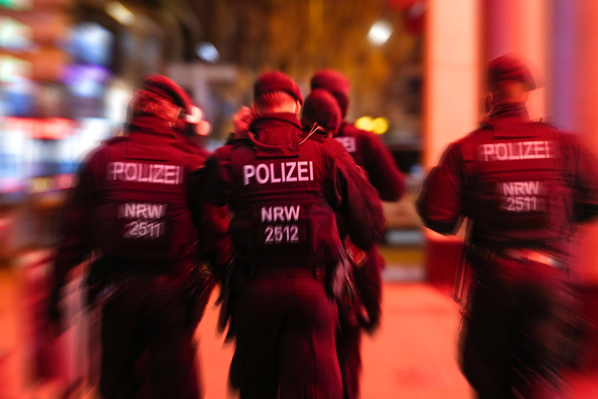 Eine Polizeistreife in Köln (Symbolbild): In Köln sollen mehrere Menschen eine Frau zur Prostitution gezwungen haben.