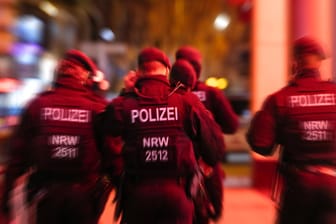 Eine Polizeistreife in Köln (Symbolbild): In Köln sollen mehrere Menschen eine Frau zur Prostitution gezwungen haben.
