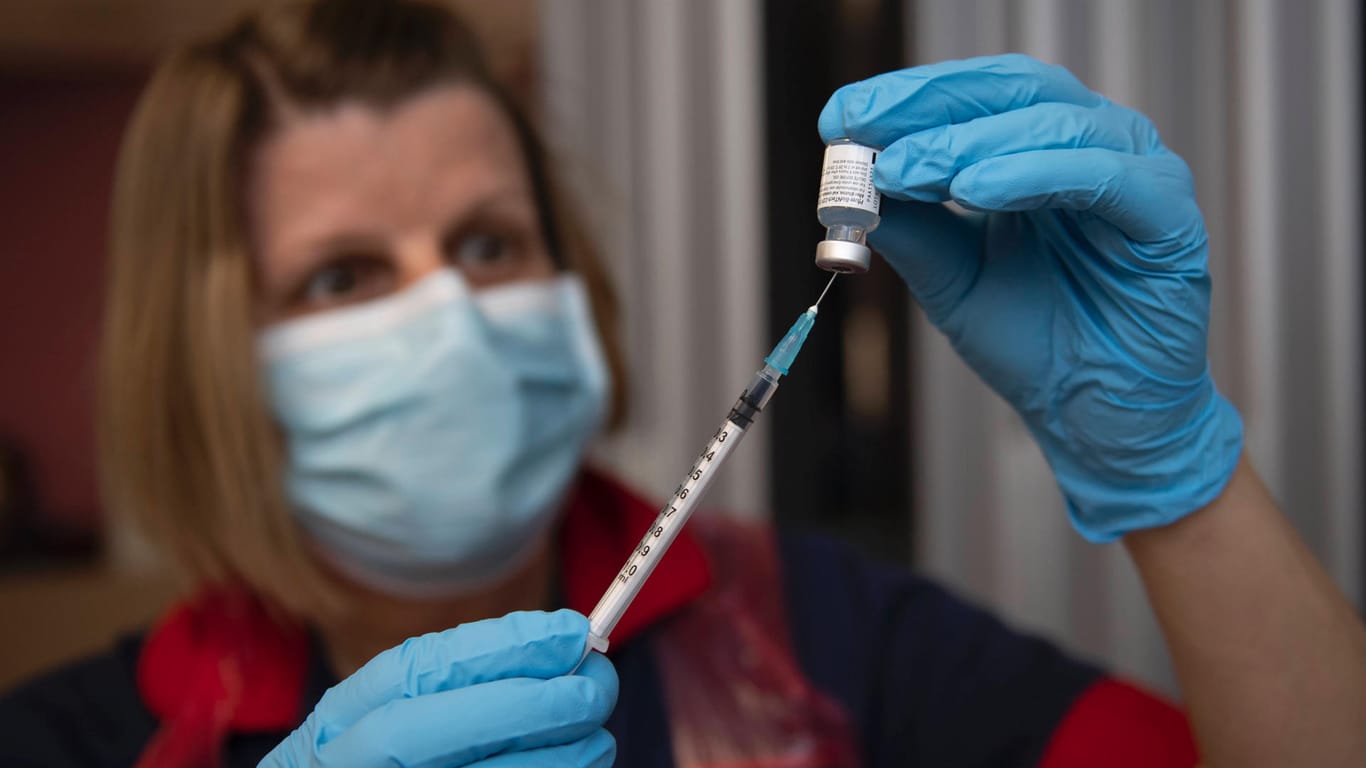 Impfstart in Großbritannien: Dort sind die ersten Menschen am Dienstag mit dem offiziell zugelassenen Stoff geimpft worden.