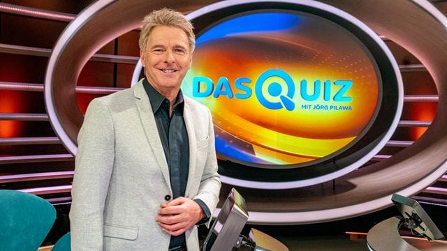 Moderator Jörg Pilawa steht in der Kulisse der Sendung "Das Quiz mit Jörg Pilawa" (undatierte Aufnahme). Moderator Jörg Pilawa steht in der Kulisse der Sendung "Das Quiz mit Jörg Pilawa" (undatierte Aufnahme).