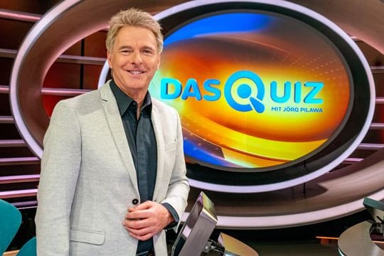 Moderator Jörg Pilawa steht in der Kulisse der Sendung "Das Quiz mit Jörg Pilawa" (undatierte Aufnahme).
