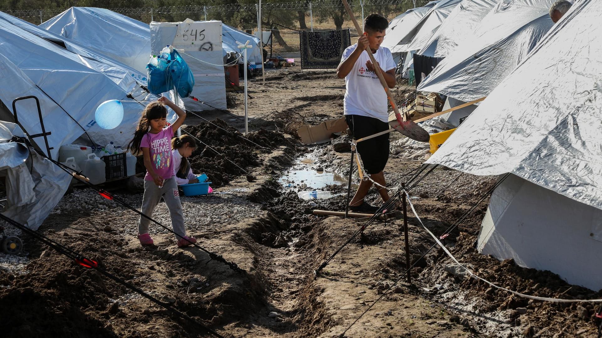 Ein Mädchen und ein Junge in dem neuen Lager im Oktober: Eigentlich sollte für Familien und Kinder nach dem Brand in Moria eine schnelle Lösung gefunden werden.