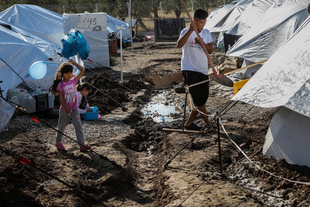 Ein Mädchen und ein Junge in dem neuen Lager im Oktober: Eigentlich sollte für Familien und Kinder nach dem Brand in Moria eine schnelle Lösung gefunden werden.