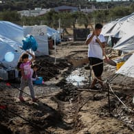 Ein Mädchen und ein Junge in dem neuen Lager im Oktober: Eigentlich sollte für Familien und Kinder nach dem Brand in Moria eine schnelle Lösung gefunden werden.