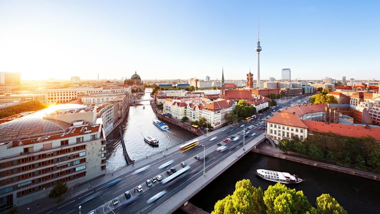 Blick über Berlin mit Fernsehturm und Dom (Symbolbild): 60 Prozent der Berliner sorgen überhaupt nicht für das Alter vor.