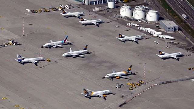 Auf dem Flughafen Stuttgart stehen zahlreiche Flugzeuge am Boden (Symbolbild): Die Passagierzahlen sind 2020 wegen Corona stark eingebrochen.