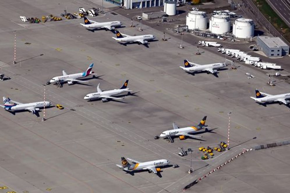 Auf dem Flughafen Stuttgart stehen zahlreiche Flugzeuge am Boden (Symbolbild): Die Passagierzahlen sind 2020 wegen Corona stark eingebrochen.