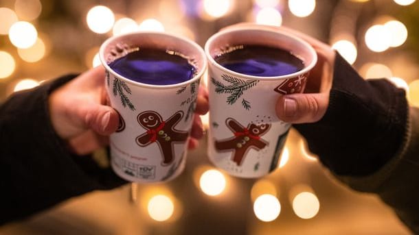 Zwei Frauen stoßen mit mit Glühwein gefüllten Bechern an (Archivbild): Das Getränk darf in Köln nur noch eingeschränkt verkauft werden. Zwei Frauen stoßen mit mit Glühwein gefüllten Bechern an (Archivbild): Das Getränk darf in Köln nur noch eingeschränkt verkauft werden.