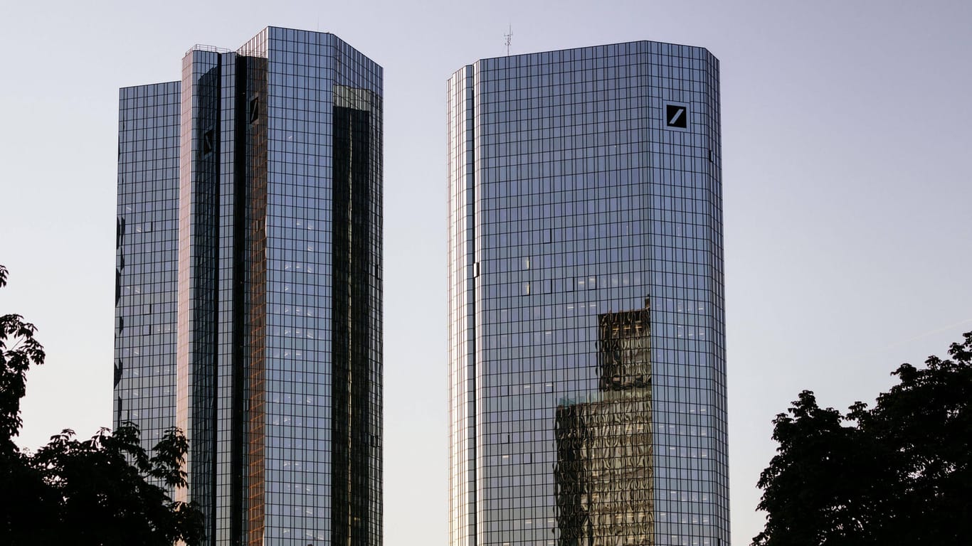 Deutsche-Bank-Tower in Frankfurt (Symbolbild): Das Unternehmen drückt auf die Kostenbremse.