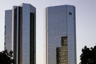 Deutsche-Bank-Tower in Frankfurt (Symbolbild): Das Unternehmen drückt auf die Kostenbremse.