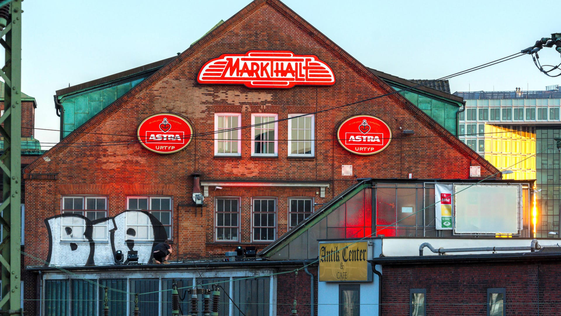 Die beleuchtete Markthalle: In der wegen der Corona-Pandemie geschlossenen Location werden in diesem Winter zusätzlich Obdachlose versorgt. Die beleuchtete Markthalle: In der wegen der Corona-Pandemie geschlossenen Location werden in diesem Winter zusätzlich Obdachlose versorgt.