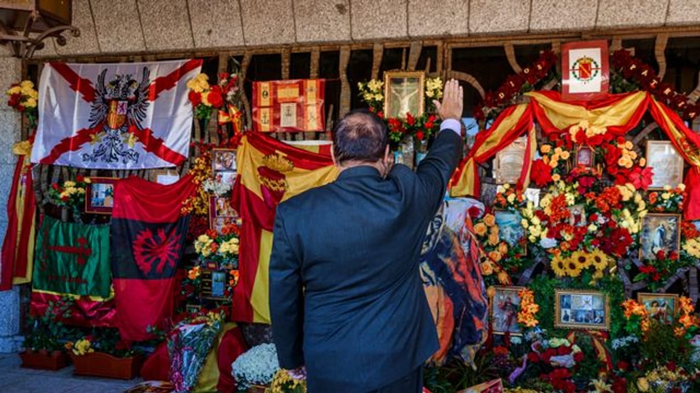 Ein Anhänger des ehemaligen spanischen Diktators Francisco Franco hält an seinem Todestag den römischen Gruß vor Francos Grab ab.