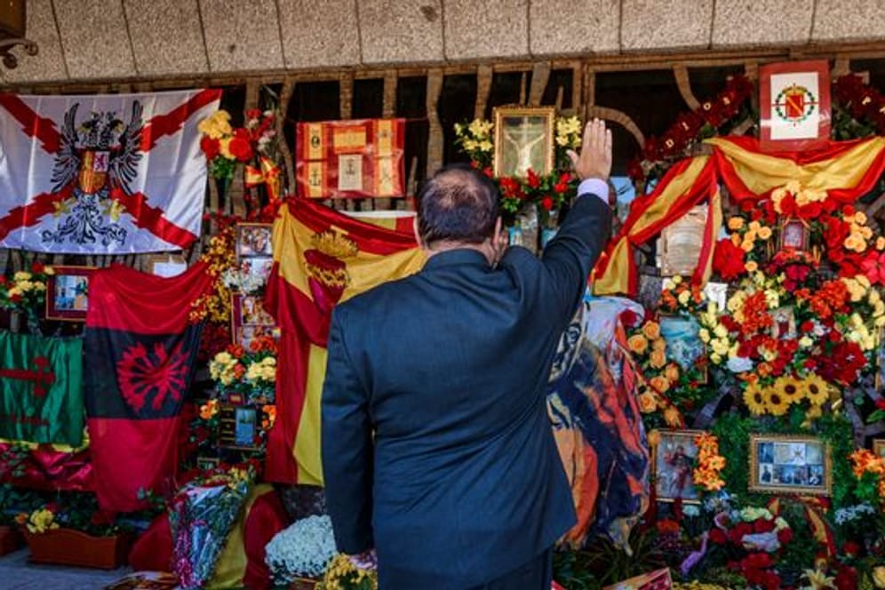 Ein Anhänger des ehemaligen spanischen Diktators Francisco Franco hält an seinem Todestag den römischen Gruß vor Francos Grab ab.