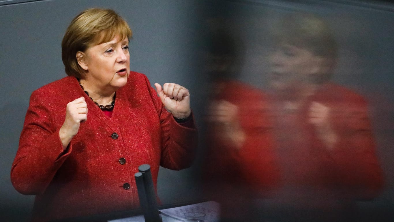 Angela Merkel im Bundestag: Die Kanzlerin will die Corona-Maßnahmen noch im Dezember verschärfen.
