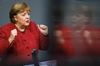 Angela Merkel im Bundestag: Die Kanzlerin will die Corona-Maßnahmen noch im Dezember verschärfen.