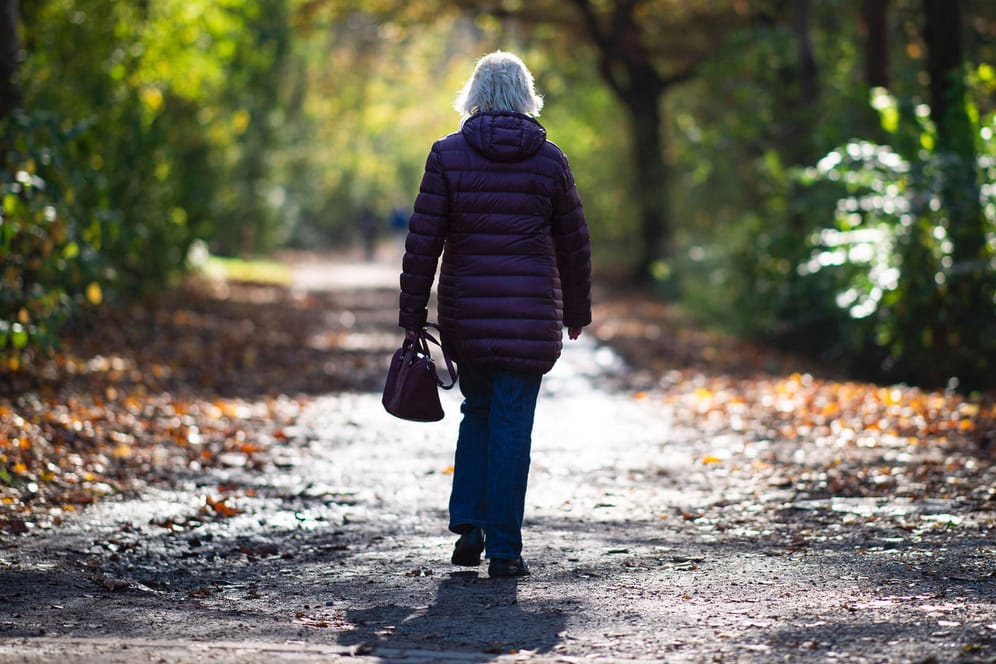 Ältere Frau geht spazieren (Symbolbild): Stellen Sie uns Ihre Fragen zur Rente.