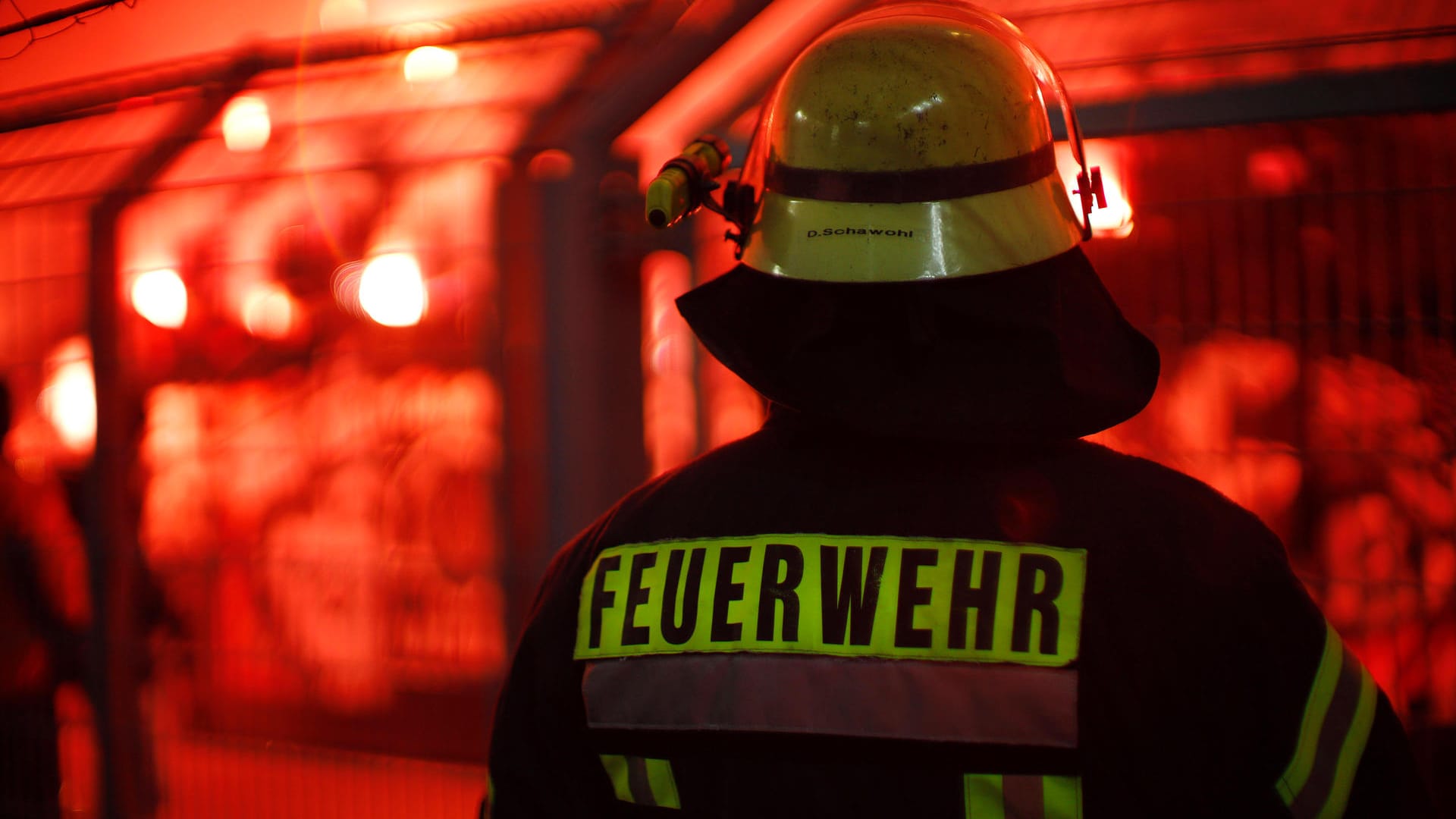 Ein Feuerwehrmann im Einsatz (Symbolbild): Nach einem Brand in einer Bücherei haben sich die Kinder der betroffenen Schule bedankt.