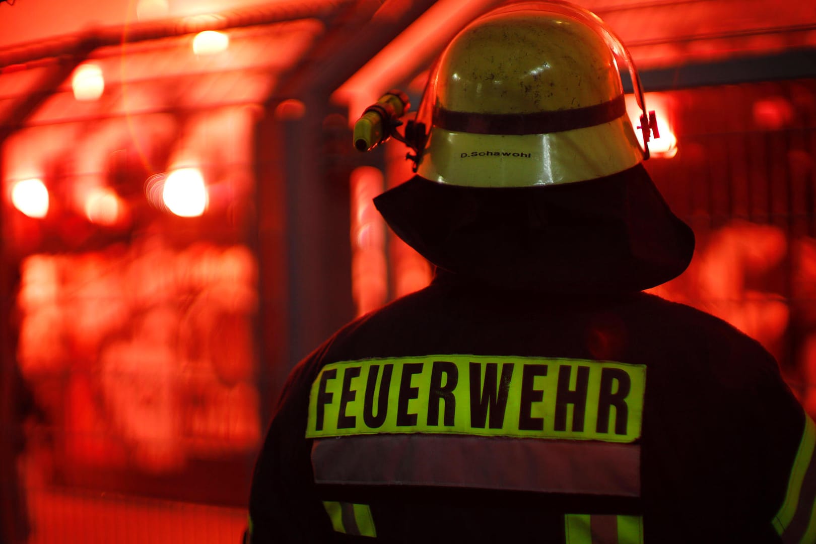 Ein Feuerwehrmann im Einsatz (Symbolbild): Nach einem Brand in einer Bücherei haben sich die Kinder der betroffenen Schule bedankt.