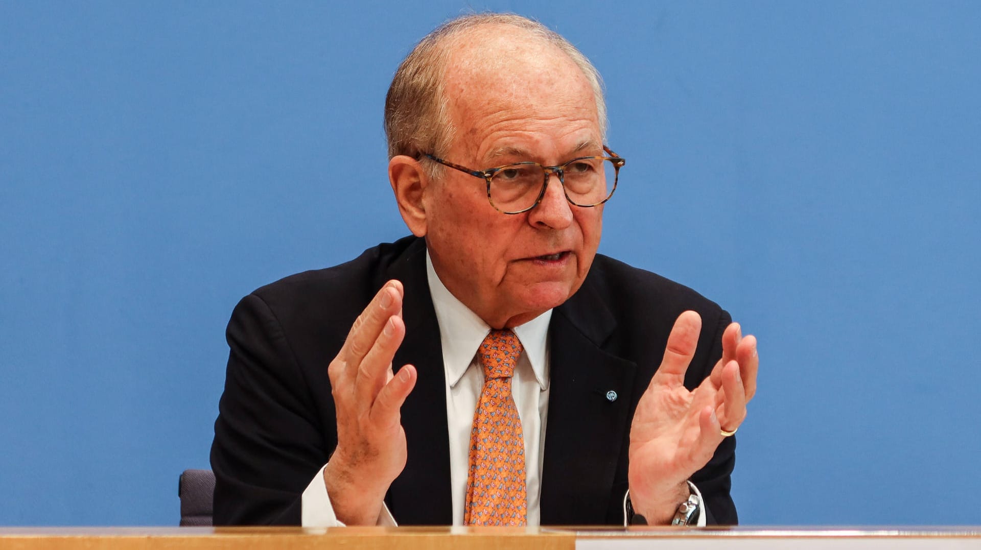 Wolfgang Ischinger: Der Vorsitzende der Sicherheitskonferenz erklärte, dass das Plenum verschoben werden muss. Wolfgang Ischinger: Der Vorsitzende der Sicherheitskonferenz erklärte, dass das Plenum verschoben werden muss.
