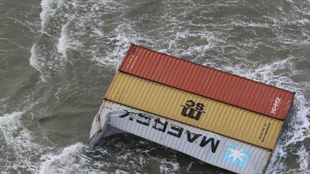 Container in der Nordsee Container in der Nordsee