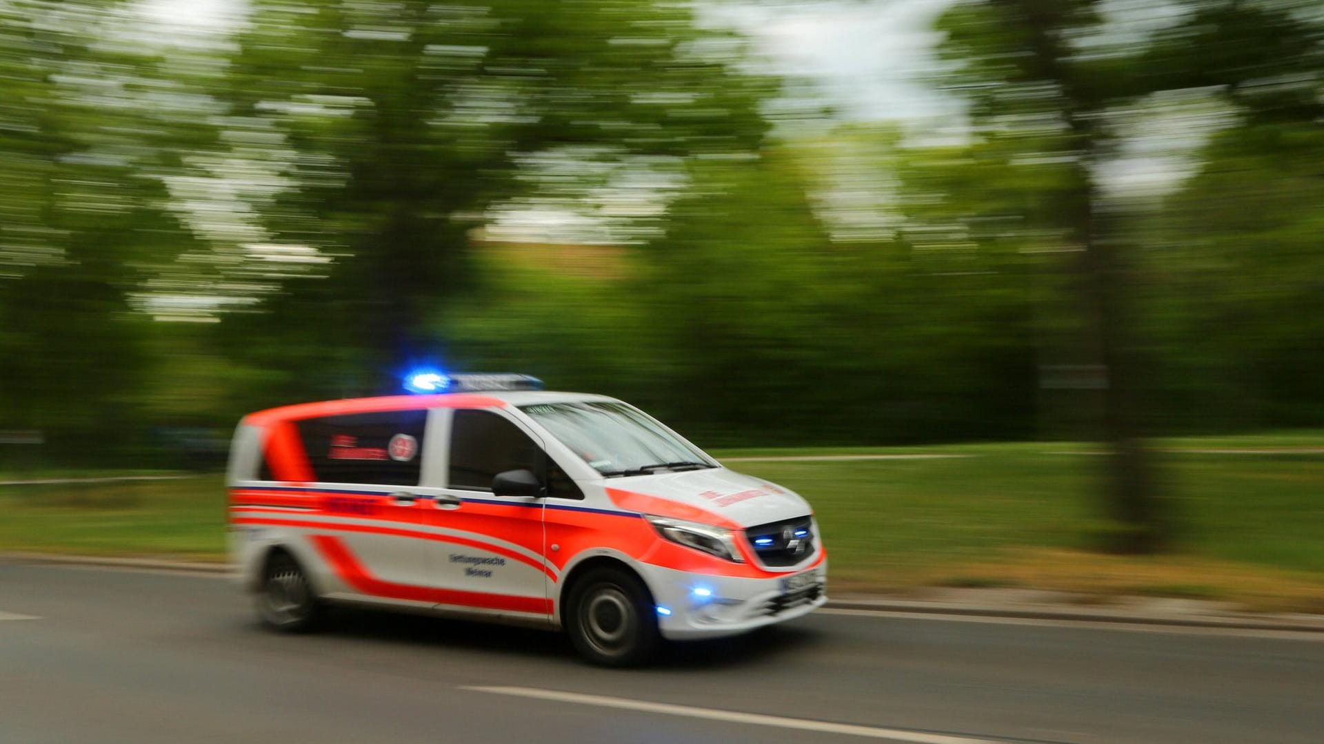 Ein Notarztwagen fährt zu einem Einsatz (Symbolbild): Bei einem Unfall ist in Erfurt ein Kind schwer verletzt worden.