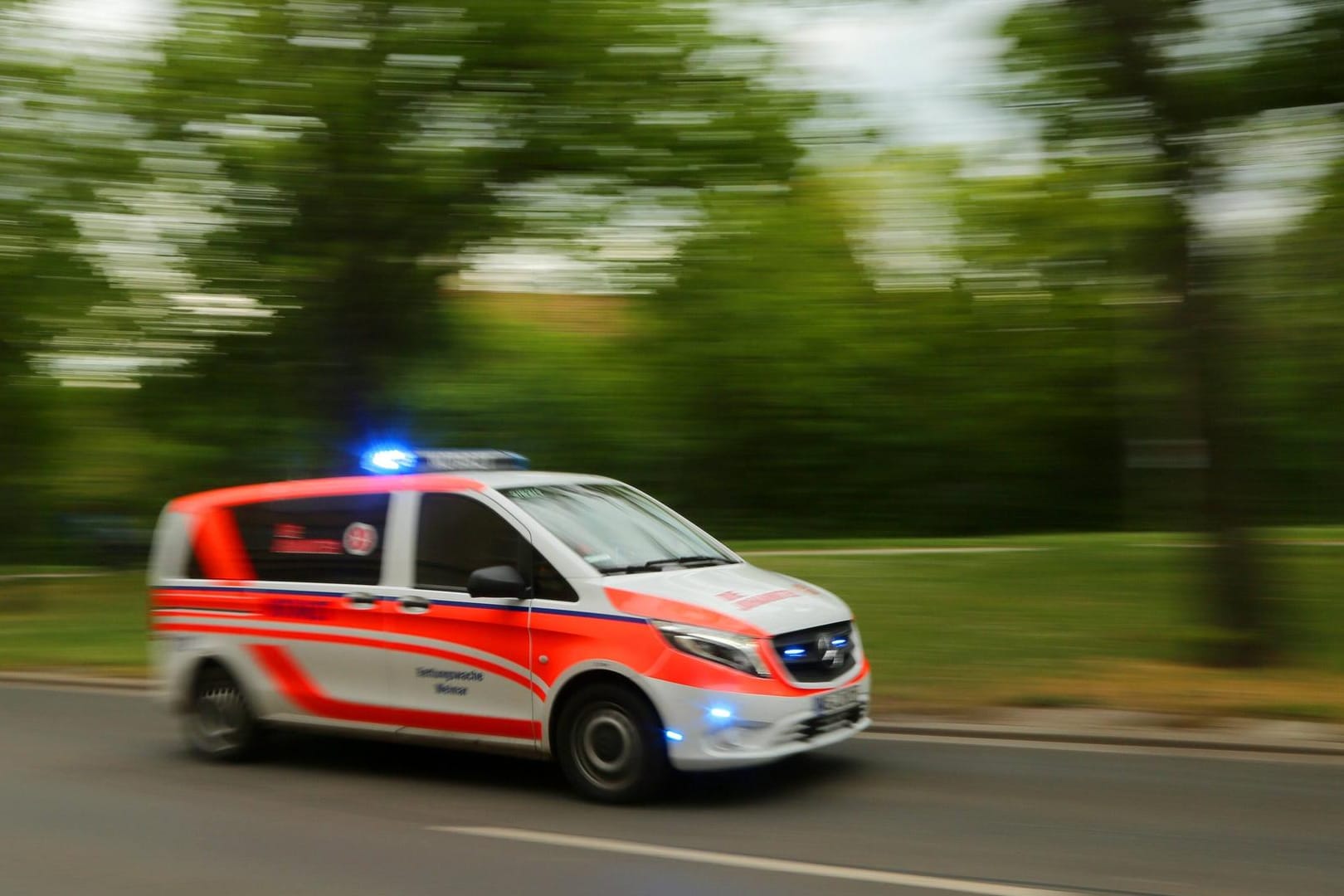 Ein Notarztwagen fährt zu einem Einsatz (Symbolbild): Bei einem Unfall ist in Erfurt ein Kind schwer verletzt worden.