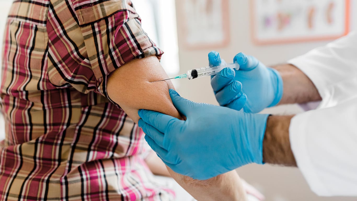 Corona-Impfstoff: Die Impfung erfolgt durch zwei Injektionen in den Arm eines Menschen im Abstand von drei Wochen. (Symbolbild)