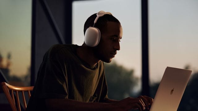 Die Airpods Max sind gespickt mit digitaler Technik für Geräuschunterdrückung und Klangoptimierung. Die Airpods Max sind gespickt mit digitaler Technik für Geräuschunterdrückung und Klangoptimierung.