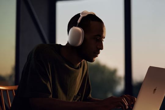 Die Airpods Max sind gespickt mit digitaler Technik für Geräuschunterdrückung und Klangoptimierung.