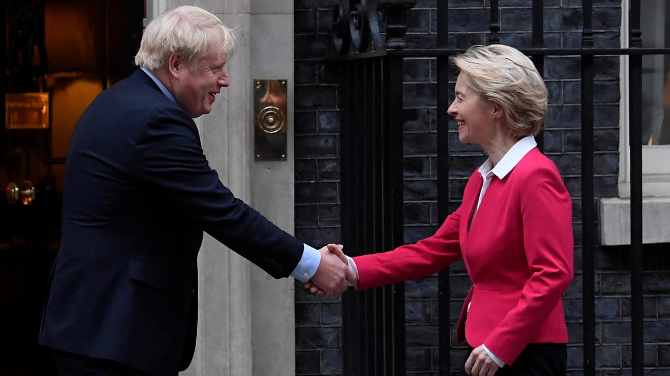 Boris Johnson begrüßt Ursula von der Leyen Anfang 2020 bei ihrem Besuch in London. Bei einem Abendessen in Brüssel werden die beiden über die Zukunft der Brexit-Verhandlungen entscheiden.