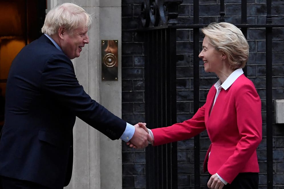 Boris Johnson begrüßt Ursula von der Leyen Anfang 2020 bei ihrem Besuch in London. Bei einem Abendessen in Brüssel werden die beiden über die Zukunft der Brexit-Verhandlungen entscheiden.