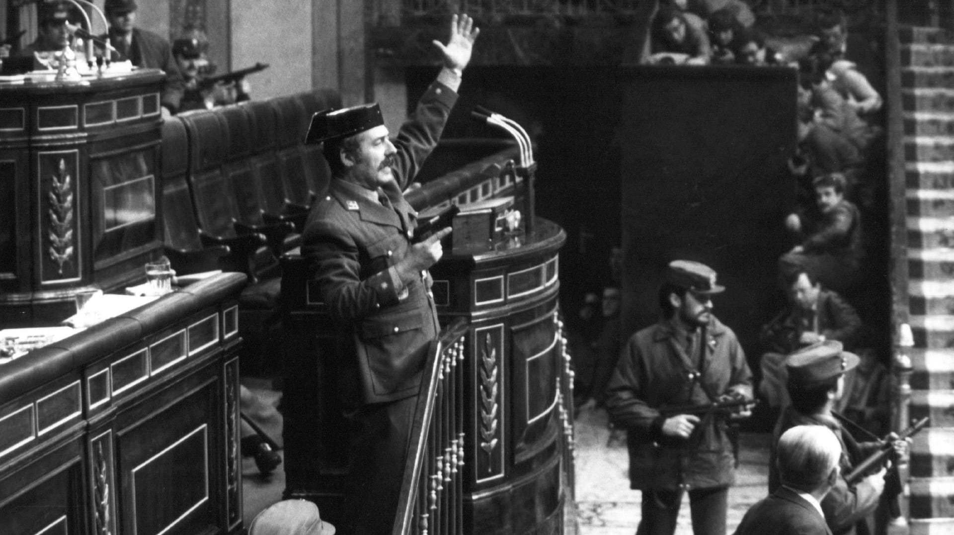 Spanien, Madrid: Mit gezogener Pistole steht der Putschist Antonio Tejero Molina gestikulierend am Rednerpult im spanischen Parlament. Der Oberstleutnant stürmte damals mit mehr als 200 Mann der paramilitärischen Guardia Civil das Parlamentsgebäude in Madrid und nahm die Abgeordneten mitsamt der Regierung als Geiseln. Durch den Einsatz von König Juan Carlos für die demokratische Ordnung brach der Putschversuch nach 18 Stunden zusammen.