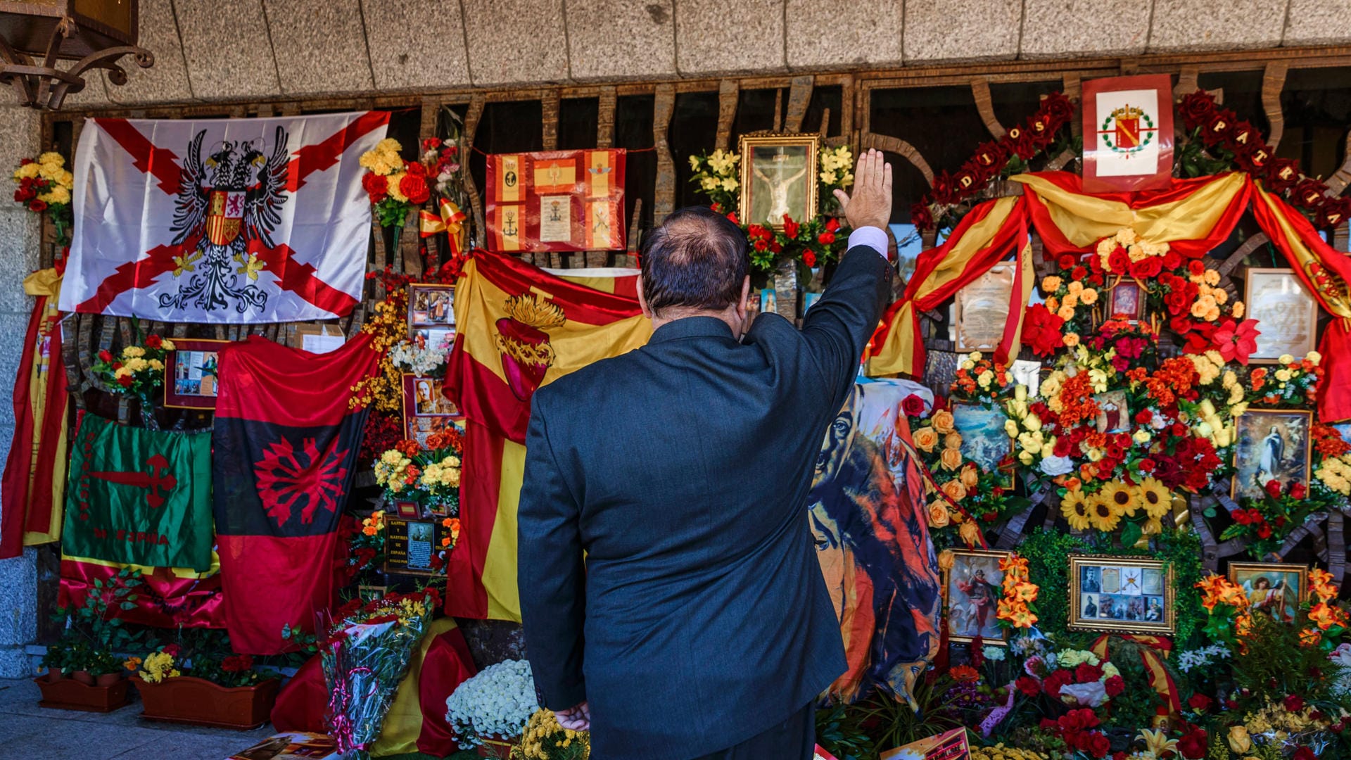 Spanien, Mingorrubio: Ein Anhänger des ehemaligen spanischen Diktators Francisco Franco hält an seinem Todestag den römischen Gruß vor Francos Grab ab.