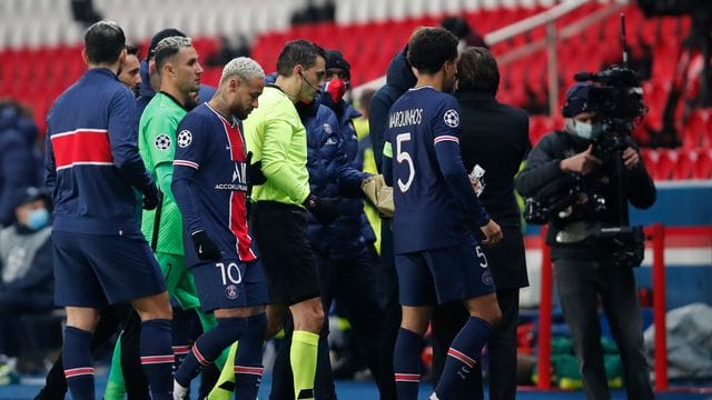 Die PSG-Profis verlassen demonstrativ den Platz.