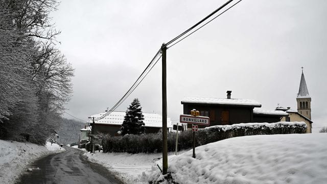 Blick auf das Ortschild Bonvillard, wo ein Hubschrauber abstürzte. Blick auf das Ortschild Bonvillard, wo ein Hubschrauber abstürzte.