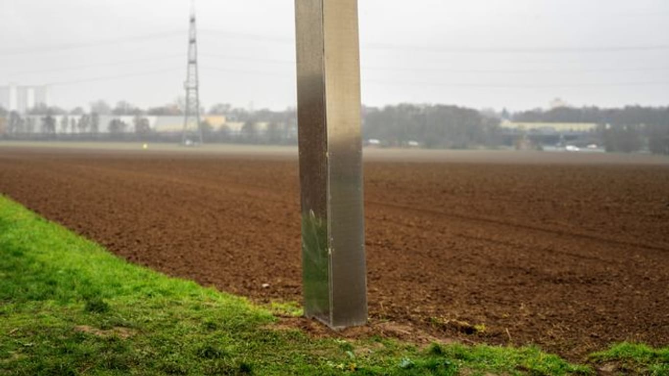 Ein Monolith aus Metall steht auf einem Feld in der hessischen Taunusgemeinde Sulzbach: Der ist nun zerstört worden.