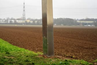 Ein Monolith aus Metall steht auf einem Feld in der hessischen Taunusgemeinde Sulzbach: Der ist nun zerstört worden.