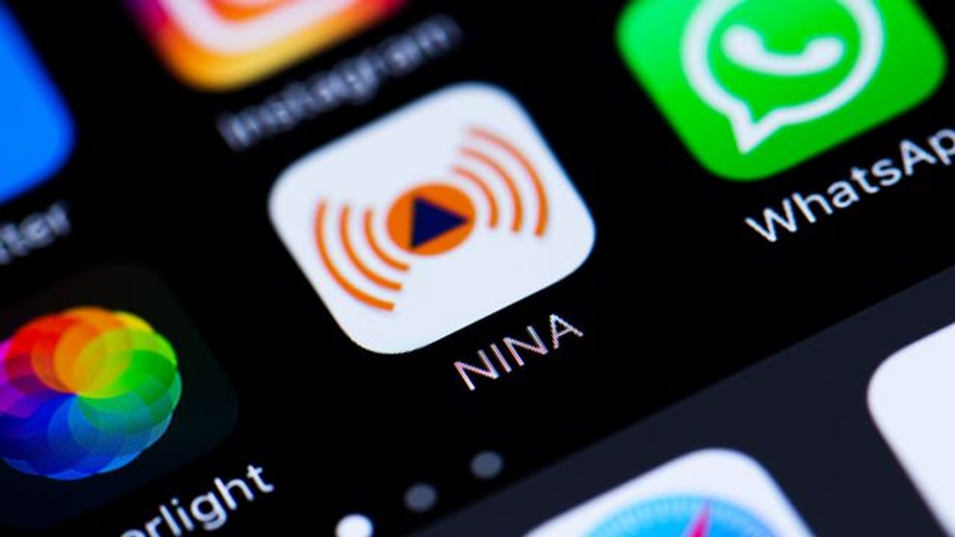 Nina-App auf dem Handy (Symbolbild): Die App hatte bayerische Nutzer vor einem Aufenthalt in ganz Bayern gewarnt.