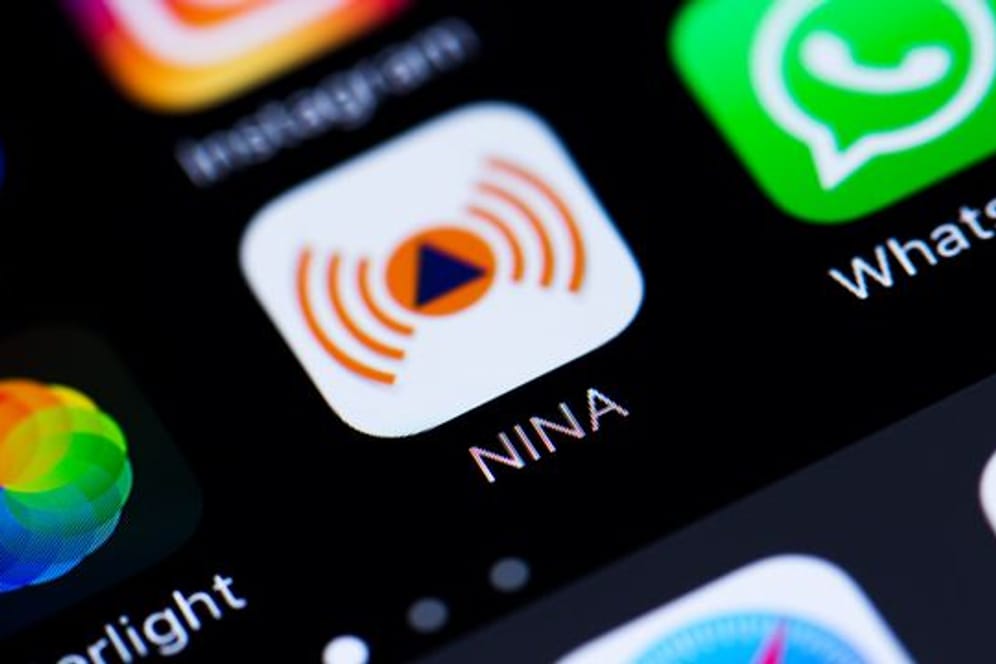 Nina-App auf dem Handy (Symbolbild): Die App hatte bayerische Nutzer vor einem Aufenthalt in ganz Bayern gewarnt.
