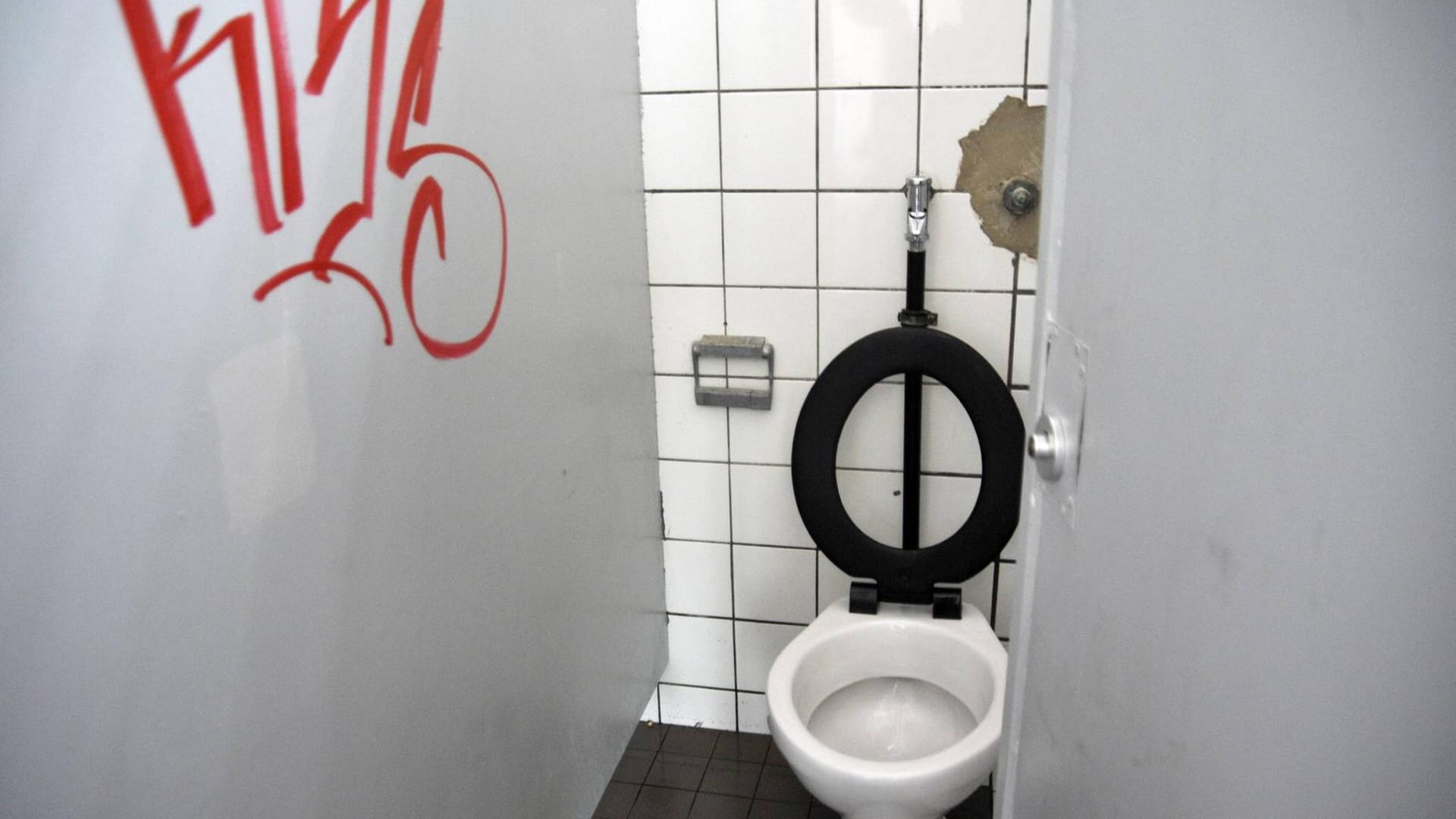 Eine Schultoilette (Symbolbild): Ein 18-jähriger Wolfsburger Schüler hatte mehrere Mitschüler mit einer versteckt installierten Kamera gefilmt.