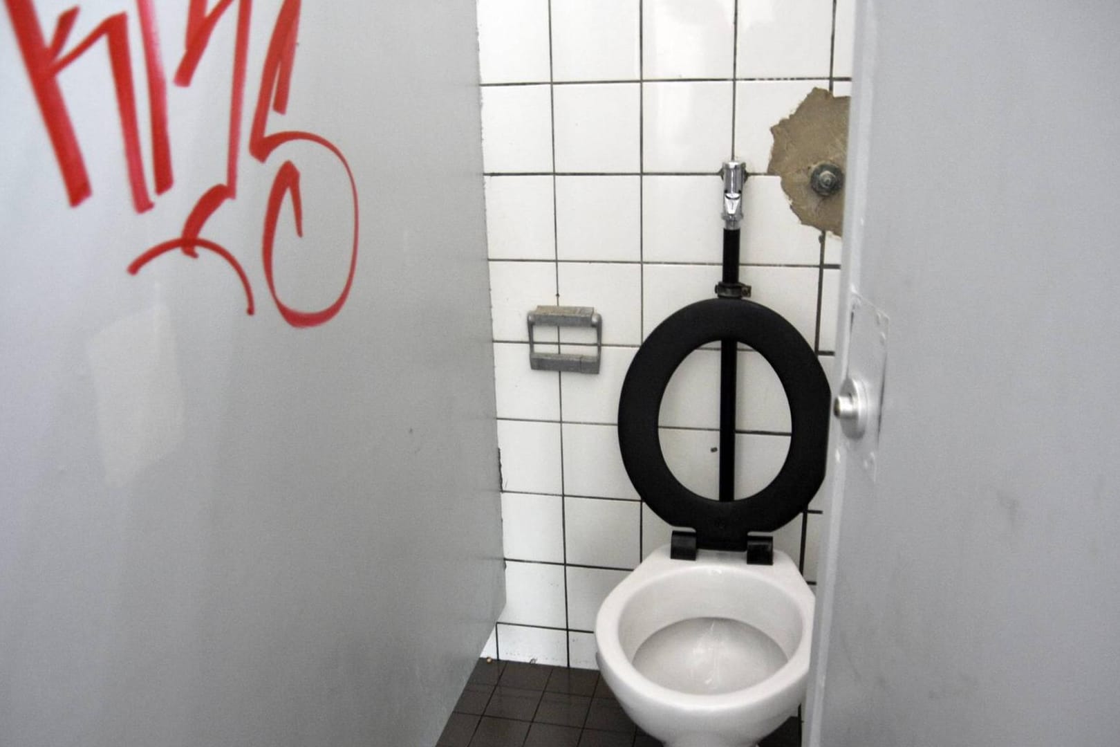 Eine Schultoilette (Symbolbild): Ein 18-jähriger Wolfsburger Schüler hatte mehrere Mitschüler mit einer versteckt installierten Kamera gefilmt.