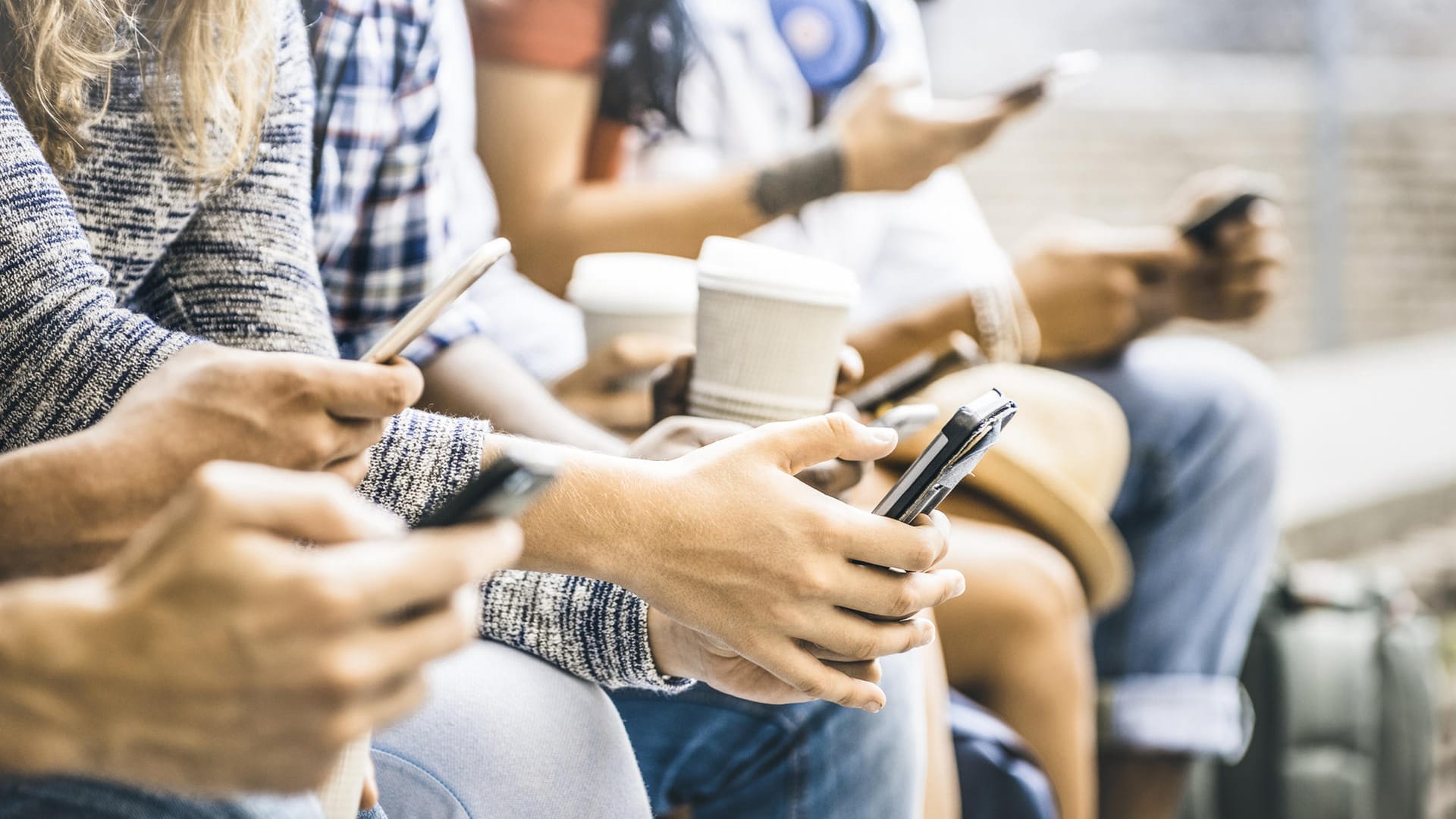 Menschen mit Smartphones (Symbolbild): Die EU-Kommission möchte Zugang zu verschlüsselten Daten. Menschen mit Smartphones (Symbolbild): Die EU-Kommission möchte Zugang zu verschlüsselten Daten.