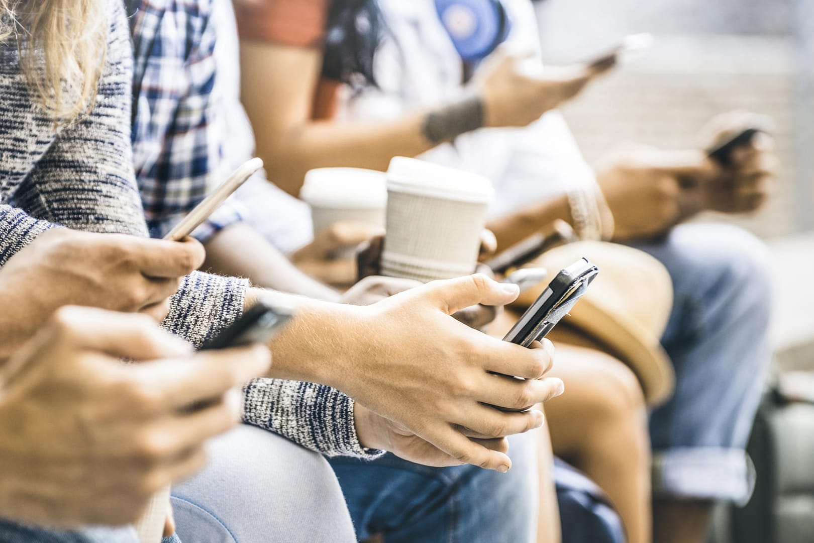 Menschen mit Smartphones (Symbolbild): Die EU-Kommission möchte Zugang zu verschlüsselten Daten.