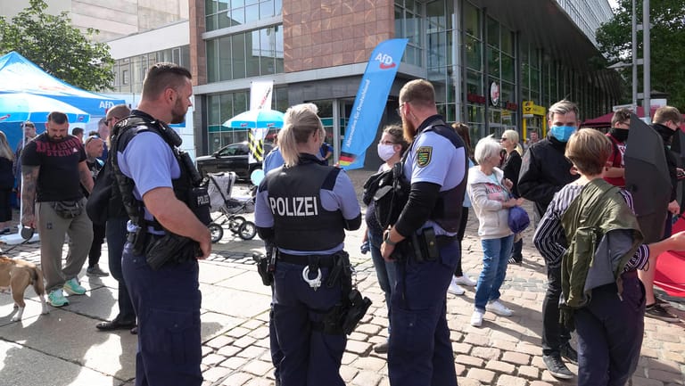 Polizisten vor einem Stand der AfD bei einer Wahlkampfveranstaltung in Chemnitz: Die Partei soll nun stärker beobachtet werden. (Archivbild)