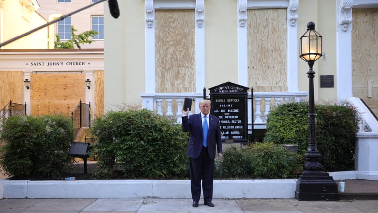 Fototermin mit Folgen: Präsident Trump vor der St. John's Kirche am Weißen Haus.
