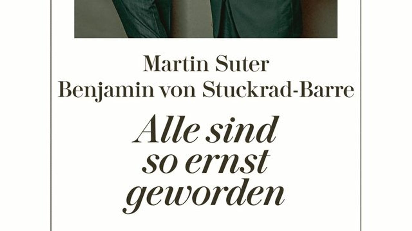 Benjamin von Stuckrad-Barre (l) und Martin Suter auf dem Cover ihres Erzählbandes "Alle sind so ernst geworden".