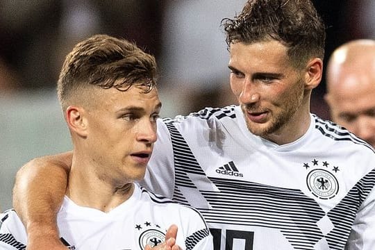 Wurden wegen ihres Spendenaufrufs "We kick Corona" geehrt: Joshua Kimmich (l) und Leon Goretzka.