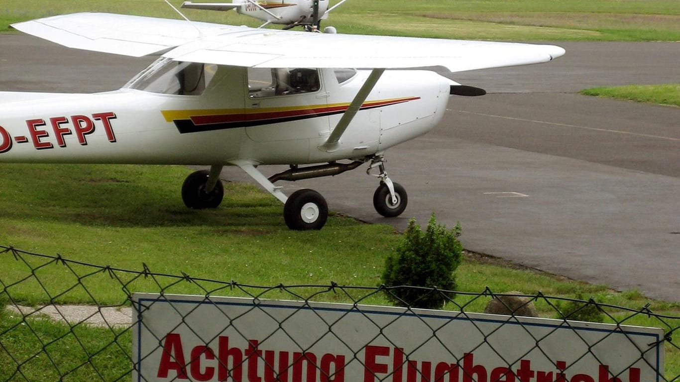 Eine Cessna auf dem Flugplatz Hangelar bei Bonn: Ein Mann aus dem Raum Bonn ist bei einem Flug in Westerwald abgestürzt.