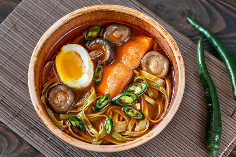 Asiatische Gerichte: Sie werden häufig mit der Geschmacksrichtung umami beschrieben.