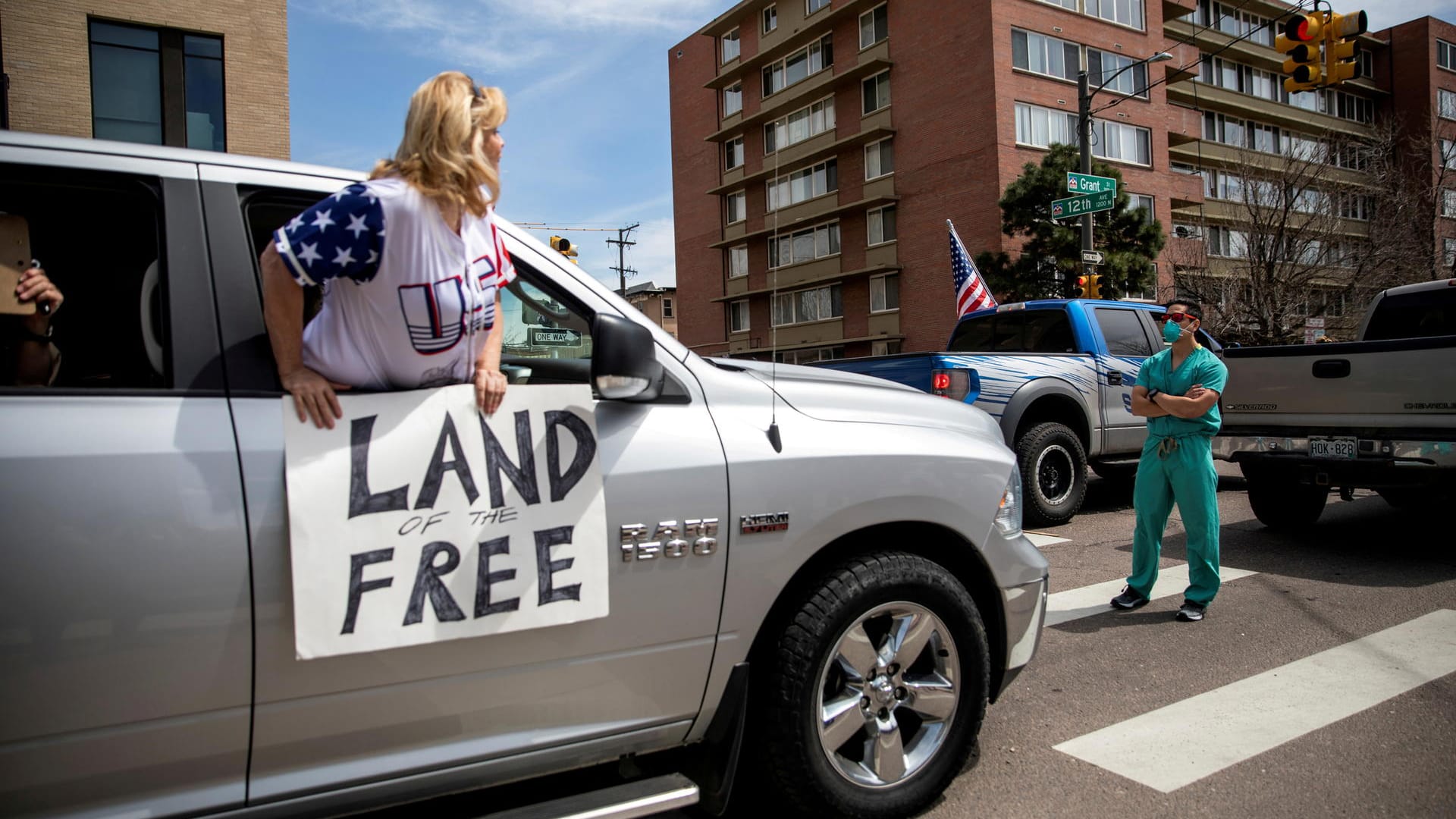 April 2020: Ein Krankenhausmitarbeiter stellt sich einem Corona-Gegenprotest in Denver in den Weg.